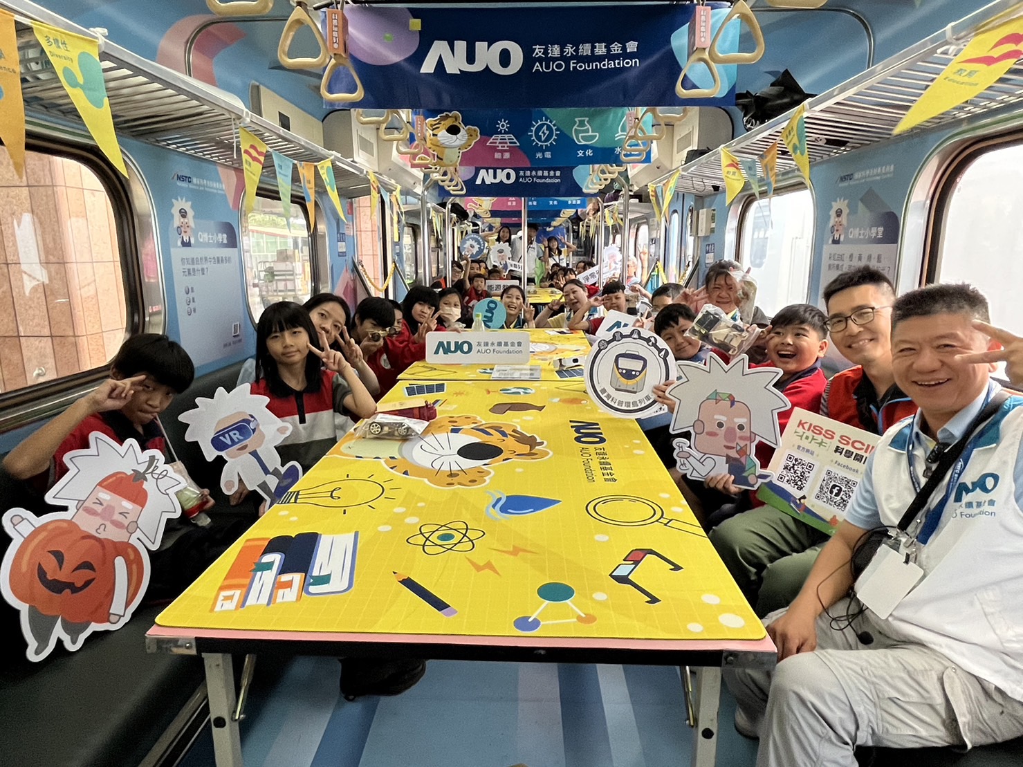 彩虹多多永續基金會參與「臺灣科普環島列車」，設計基礎科學車廂課程，以「淨零碳排和永續能源」為主題，讓學生透過創意實驗認識淨零知識，以及思考生活中的減碳行為