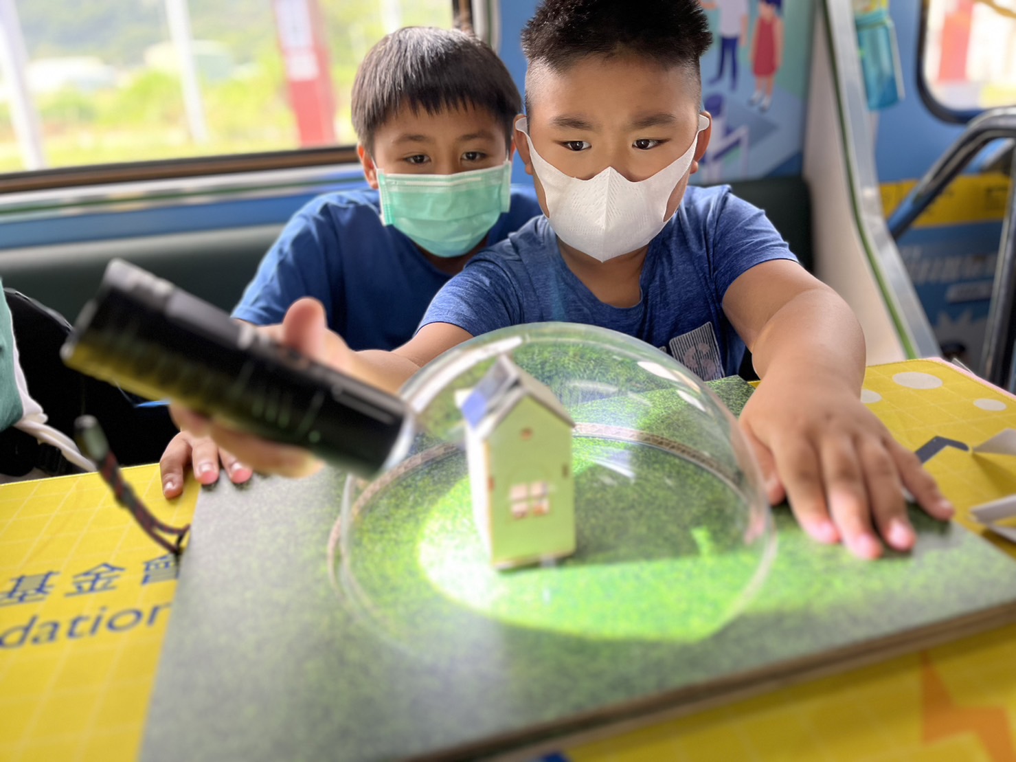 彩虹多多參與基礎科學主題車廂，以STEAM教學精神，設計「逐日科學家」、「太陽能工程師」以及「淨零建築師」三大能源科普課程和實驗